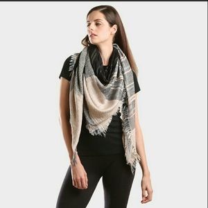 NWT patterned blanket scarf w/ frayed edge 51”x55”